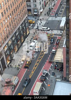 Städtische Wartungstechniker reparieren die Dampfleitung an der Ecke E. 34th St. in der Madison Avenue, 2025, New York City, USA Stockfoto
