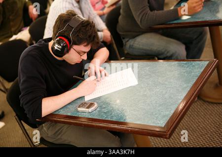 März 2006; New York, NY, USA; US-Champion Joshua Foer bereitet sich auf den Wettbewerb vor. Die USA National Memory Championship ist eine Olympiade für Denkspiele. Das Turnier wurde als Sportereignis für Geistessportler eingerichtet und besteht aus einer Reihe von Wettbewerbsereignissen im Stil eines Turniers, darunter das Auswendiglernen von 99 Namen und Gesichtern, ein gemischtes Kartenspiel und eine Liste von 500 Wörtern. Obligatorischer Ausweis: Foto von Dan Eckstein/ZUMA Press. (©) Copyright 2006 von Dan Eckstein Stockfoto