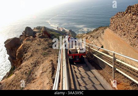 Dezember 2002; Point Reyes, CA, USA; Jeff Cerrito ist mit einer halben Tonne zerquetschtem Beton beladen und nähert sich der letzten der 330 Stufen, die vom Leuchtturm Point Reyes hinauf führen. Ein Teil eines Vertrags über .2 Millionen Dollar konzentriert sich auf die Reparatur der beschädigten 50 Jahre alten Stufen, bevor die geschäftige Walbeobachtungssaison beginnt. Stockfoto