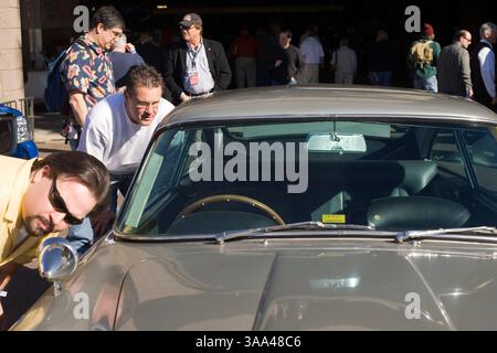 Januar 2006; Phoenix, AZ, USA; ein Aston Martin Auto, das James Bond in Goldfinger und Thunderball gefahren hat, wurde für $2.090.000 versteigert. Das legendäre 1965 DB5-Modell, komplett mit einer Vielzahl von High-Tech-Gadgets, ging in Phoenix, Arizona unter den Hammer. Das Fahrzeug wird von Sean Connery angetrieben und verfügt über eingebaute Browning-Maschinengewehre, Reifenschneider, einen Ölputzauswerfer und eine einziehbare, kugelsichere Heckscheibe. Es wurde von einem europäischen Sammler für 2.090.000 Dollar gekauft. Beim letzten Verkauf im Jahr 1970 wurden 5.000 £ eingebracht. Obligatorischer Hinweis: Foto von Jack Kurtz/ZUMA Press. (©) Copyright 2006 von Jack Kurtz Stockfoto