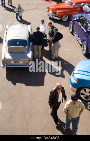 Januar 2006; Phoenix, AZ, USA; ein Aston Martin Auto, das James Bond in Goldfinger und Thunderball gefahren hat, wurde für $2.090.000 versteigert. Das legendäre 1965 DB5-Modell, komplett mit einer Vielzahl von High-Tech-Gadgets, ging in Phoenix, Arizona unter den Hammer. Das Fahrzeug wird von Sean Connery angetrieben und verfügt über eingebaute Browning-Maschinengewehre, Reifenschneider, einen Ölputzauswerfer und eine einziehbare, kugelsichere Heckscheibe. Es wurde von einem europäischen Sammler für 2.090.000 Dollar gekauft. Beim letzten Verkauf im Jahr 1970 wurden 5.000 £ eingebracht. Obligatorischer Hinweis: Foto von Jack Kurtz/ZUMA Press. (©) Copyright 2006 von Jack Kurtz Stockfoto