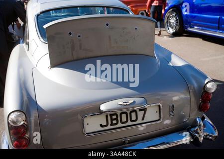 Januar 2006; Phoenix, AZ, USA; ein Aston Martin Auto, das James Bond in Goldfinger und Thunderball gefahren hat, wurde für $2.090.000 versteigert. Das legendäre 1965 DB5-Modell, komplett mit einer Vielzahl von High-Tech-Gadgets, ging in Phoenix, Arizona unter den Hammer. Das Fahrzeug wird von Sean Connery angetrieben und verfügt über eingebaute Browning-Maschinengewehre, Reifenschneider, einen Ölputzauswerfer und eine einziehbare, kugelsichere Heckscheibe. Es wurde von einem europäischen Sammler für 2.090.000 Dollar gekauft. Beim letzten Verkauf im Jahr 1970 wurden 5.000 £ eingebracht. Obligatorischer Hinweis: Foto von Jack Kurtz/ZUMA Press. (©) Copyright 2006 von Jack Kurtz Stockfoto