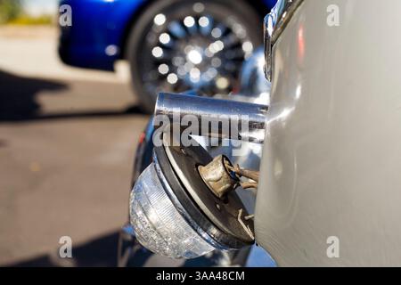 Januar 2006; Phoenix, AZ, USA; ein Aston Martin Auto, das James Bond in Goldfinger und Thunderball gefahren hat, wurde für $2.090.000 versteigert. Das legendäre 1965 DB5-Modell, komplett mit einer Vielzahl von High-Tech-Gadgets, ging in Phoenix, Arizona unter den Hammer. Das Fahrzeug wird von Sean Connery angetrieben und verfügt über eingebaute Browning-Maschinengewehre, Reifenschneider, einen Ölputzauswerfer und eine einziehbare, kugelsichere Heckscheibe. Es wurde von einem europäischen Sammler für 2.090.000 Dollar gekauft. Beim letzten Verkauf im Jahr 1970 wurden 5.000 £ eingebracht. Obligatorischer Hinweis: Foto von Jack Kurtz/ZUMA Press. (©) Copyright 2006 von Jack Kurtz Stockfoto