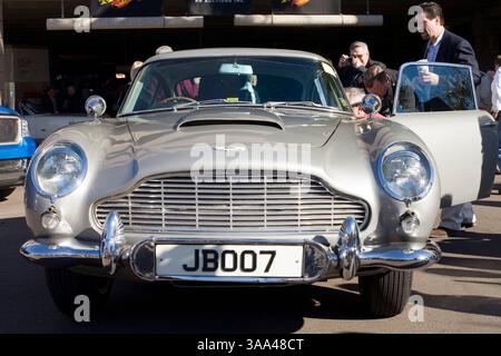 Januar 2006; Phoenix, AZ, USA; ein Aston Martin Auto, das James Bond in Goldfinger und Thunderball gefahren hat, wurde für $2.090.000 versteigert. Das legendäre 1965 DB5-Modell, komplett mit einer Vielzahl von High-Tech-Gadgets, ging in Phoenix, Arizona unter den Hammer. Das Fahrzeug wird von Sean Connery angetrieben und verfügt über eingebaute Browning-Maschinengewehre, Reifenschneider, einen Ölputzauswerfer und eine einziehbare, kugelsichere Heckscheibe. Es wurde von einem europäischen Sammler für 2.090.000 Dollar gekauft. Beim letzten Verkauf im Jahr 1970 wurden 5.000 £ eingebracht. Obligatorischer Hinweis: Foto von Jack Kurtz/ZUMA Press. (©) Copyright 2006 von Jack Kurtz Stockfoto