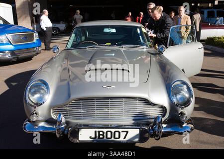 Januar 2006; Phoenix, AZ, USA; ein Aston Martin Auto, das James Bond in Goldfinger und Thunderball gefahren hat, wurde für $2.090.000 versteigert. Das legendäre 1965 DB5-Modell, komplett mit einer Vielzahl von High-Tech-Gadgets, ging in Phoenix, Arizona unter den Hammer. Das Fahrzeug wird von Sean Connery angetrieben und verfügt über eingebaute Browning-Maschinengewehre, Reifenschneider, einen Ölputzauswerfer und eine einziehbare, kugelsichere Heckscheibe. Es wurde von einem europäischen Sammler für 2.090.000 Dollar gekauft. Beim letzten Verkauf im Jahr 1970 wurden 5.000 £ eingebracht. Obligatorischer Hinweis: Foto von Jack Kurtz/ZUMA Press. (©) Copyright 2006 von Jack Kurtz Stockfoto