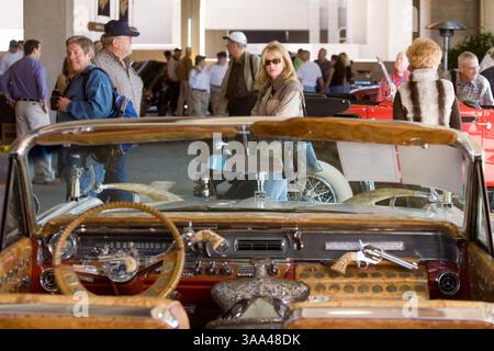 Januar 2006; Phoenix, AZ, USA; man sieht sich das Innere des Pontiac Bonneville Cabriolets aus dem Jahr 1964 an, „The Silver Dollar Pontiac“, das einst Hank Williams Jr. gehörte und das bei der RM Auctions Vintage Motor Cars in Arizona Auction im Arizona Biltmore Spa and Resort erhältlich war. Unter den verfügbaren Autos waren eines der vier ursprünglichen James Bond 007 Aston Martin DB5 Coupés für den Film Thunderball (als „das berühmteste Auto der Welt“ bezeichnet), das einzige noch erhaltene Buick Model S Tourabout aus dem Jahr 1908 und der 1928 kugelsichere Cadillac, der einst dem Gangster Al Capone gehörte. Obligatorische Gutschrift: Foto von Ja Stockfoto