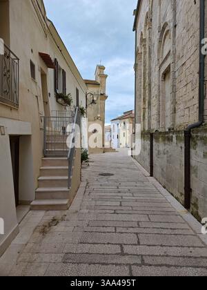 Eine Straße im historischen Viertel Termoli, einer Stadt in Molise in Italien. Stockfoto