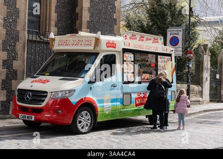 Eine Frau und zwei Kinder bestellen aus einem Kelly-Eiswagen - 04.01.2024, Großbritannien, London Stockfoto