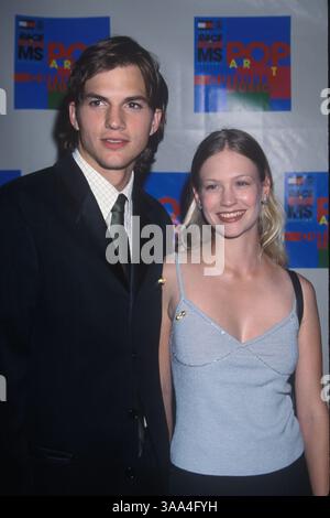 28. April 2000 – Los Angeles, CA, USA – ASHTON KUTCHER bei einem „Race to Erase M.S.“-Event mit Januar Jones. Stockfoto