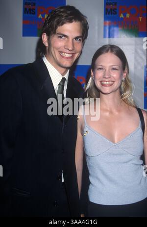 28. April 2000 – Los Angeles, CA, USA – ASHTON KUTCHER bei einem „Race to Erase M.S.“-Event mit Januar Jones. Stockfoto