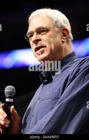 Januar 2007 – Los Angeles, CA, USA – Lakers Head Coach PHIL JACKSON spricht mit Fans über die Besonderheiten des Basketballs beim Basketball 101 mit den Los Angeles Lakers im Staples Center in der Innenstadt von Los Angeles. Stockfoto