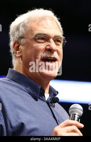 Januar 2007 – Los Angeles, CA, USA – Lakers Head Coach PHIL JACKSON spricht mit Fans über die Besonderheiten des Basketballs beim Basketball 101 mit den Los Angeles Lakers im Staples Center in der Innenstadt von Los Angeles. Stockfoto