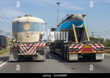 Tankwagen überholen sich auf der Autobahn in Thailand Stockfoto