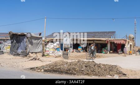 Straßenhandel, Geschäfte und Reparaturwerkstätten an der Herat-Kandahar-Autobahn, Afghanistan Stockfoto