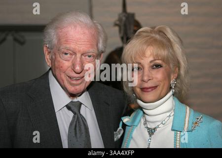 Januar 31, 2007; Palm Springs, CA, USA; Autor SIDNEY SHELDON starb an Komplikationen durch Lungenentzündung in einem Krankenhaus in der Nähe von Palm Springs, CA. er verkaufte sein erstes Gedicht im Alter von 10 Jahren und verkaufte sein erstes Drehbuch an Hollywood mit 17. Er hatte auch eine erfolgreiche Karriere als Autor von Broadway-Theaterstücken und -Filmen. 1948 gewann Sheldon einen Academy Award für den Bachelor und den Bobby-Soxer. Einige seiner Werke waren die Sitcoms I Dream of Jeannie und The Patty Duke Show. Sheldon begann, im Alter von 50 Jahren Bücher zu schreiben. Seine Bücher waren sehr beliebt und enthielten Hits wie Rage of Angels, The Other Side of Midn Stockfoto