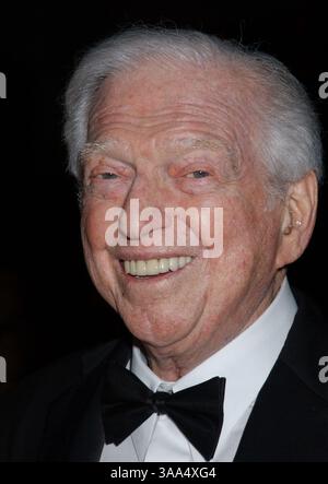 Januar 31, 2007 - Palm Springs, CA, USA - Autor SIDNEY SHELDON starb an Komplikationen an Lungenentzündung in einem Krankenhaus in der Nähe von Palm Springs, CA. Er verkaufte sein erstes Gedicht im Alter von 10 Jahren und verkaufte sein erstes Drehbuch an Hollywood mit 17. Er hatte auch eine erfolgreiche Karriere als Autor von Broadway-Theaterstücken und -Filmen. 1948 gewann Sheldon einen Academy Award für den Bachelor und den Bobby-Soxer. Einige seiner Werke waren die Sitcoms I Dream of Jeannie und The Patty Duke Show. Sheldon begann, im Alter von 50 Jahren Bücher zu schreiben. Seine Bücher waren sehr beliebt und enthielten Hits wie Rage of Angels, The Other Side of Mi Stockfoto