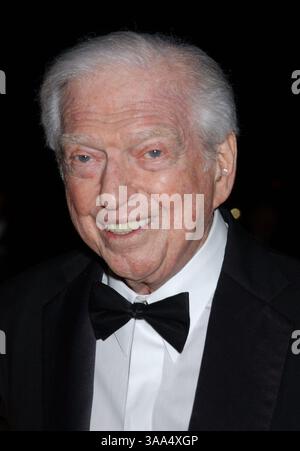 Januar 31, 2007; Palm Springs, CA, USA; Autor SIDNEY SHELDON starb an Komplikationen durch Lungenentzündung in einem Krankenhaus in der Nähe von Palm Springs, CA. er verkaufte sein erstes Gedicht im Alter von 10 Jahren und verkaufte sein erstes Drehbuch an Hollywood mit 17. Er hatte auch eine erfolgreiche Karriere als Autor von Broadway-Theaterstücken und -Filmen. 1948 gewann Sheldon einen Academy Award für den Bachelor und den Bobby-Soxer. Einige seiner Werke waren die Sitcoms I Dream of Jeannie und The Patty Duke Show. Sheldon begann, im Alter von 50 Jahren Bücher zu schreiben. Seine Bücher waren sehr beliebt und enthielten Hits wie Rage of Angels, The Other Side of Midn Stockfoto