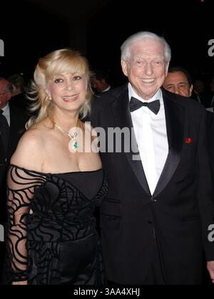 Januar 31, 2007; Palm Springs, CA, USA; Autor SIDNEY SHELDON starb an Komplikationen durch Lungenentzündung in einem Krankenhaus in der Nähe von Palm Springs, CA. er verkaufte sein erstes Gedicht im Alter von 10 Jahren und verkaufte sein erstes Drehbuch an Hollywood mit 17. Er hatte auch eine erfolgreiche Karriere als Autor von Broadway-Theaterstücken und -Filmen. 1948 gewann Sheldon einen Academy Award für den Bachelor und den Bobby-Soxer. Einige seiner Werke waren die Sitcoms I Dream of Jeannie und The Patty Duke Show. Sheldon begann, im Alter von 50 Jahren Bücher zu schreiben. Seine Bücher waren sehr beliebt und enthielten Hits wie Rage of Angels, The Other Side of Midn Stockfoto