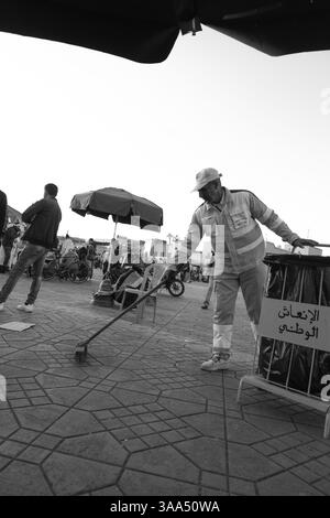 Januar 2025 - Eine Straßenszene auf dem Markt/Souks von Marrakesch, Marokko mit Händlern und Passanten. Reportage-Stil in Schwarz und weiß Stockfoto