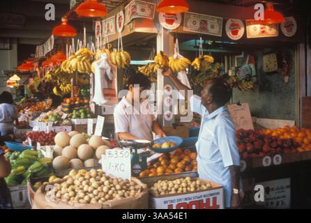 Februar 2006; Singapur, Singapur; (Dateifoto: Datum unbekannt) Outdoor Marketplace in Singapur. Obligatorischer Credit: Foto von Paul Brou/ZUMA Press. (©) Copyright 2006 von Paul Brou Stockfoto