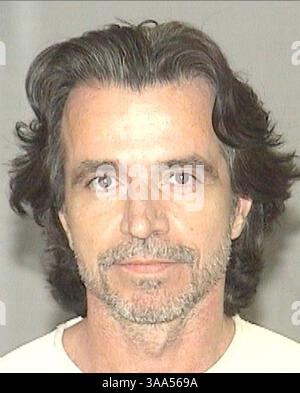 März 2006; Palm Beach, FL, USA; Palm Beach, FL, USA; New-Age-Keyboarder YANNI verbrachte 12 Stunden im Gefängnis von Palm Beach County, nachdem er einen Streit mit seiner im Haushalt lebenden Freundin hatte. Die Polizei wurde in Yannis 7,7 Millionen Dollar teure Villa am Strand in Manalapan, Fla. Gerufen, nachdem seine Freundin Silvia Barthes, 33, 911 aus einem verschlossenen Badezimmer angerufen hatte. Sie erzählte der Polizei, dass Yanni, 51 Jahre alt, mit dem richtigen Namen John Yanni Chistopher, ihre Unterarme packte und sie dann auf ein Bett warf. Yanni wurde wegen einer Ladung Hausbatterie verhaftet, wurde aber ohne Kaution freigelassen. Yanni war zuvor mit der Schauspielerin Linda zusammen Stockfoto