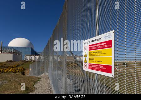 Neuer Sicherheitszaun auf der nächsten Baustelle des Kernkraftwerks Sizewell C mit der Reaktorkuppel Sizewell B im Hintergrund errichtet. Stockfoto