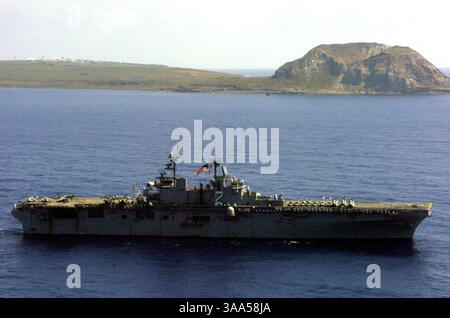 März 2006; PHILIPPINISCHE SEE; das amphibische Angriffsschiff USS Essex (LHD 2) vor der Küste des Mt. Suribachi, auf der Insel IMO Jima. Suribachi ist der historische Ort, an dem der Fotograf Joe Rosenthal von Associated Press sein Foto der berühmten US-Flagge machte, die später zu einem der berühmtesten Fotos des 20. Jahrhunderts wurde und eine Inspiration für die Soldaten, Seeleute, Luftmann und Marines, die während des Zweiten Weltkriegs im Pazifik kämpften. Die Essex Forward Deployed Amphibious Ready Group (ARG) nimmt an Balikatan 2006 Teil, einer jährlichen bilateralen gemeinsamen Übung mit der Republik der Stockfoto
