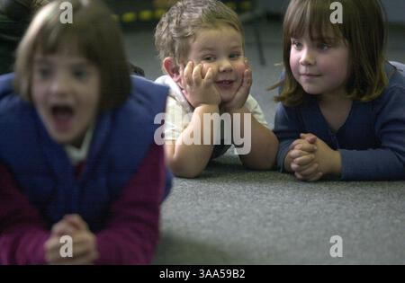 Joseph Marchand, 2, der taub ist und gerade ein Cochlea-Implantat in sein Ohr bekommen hat, wurde hier am Dienstag, 6. Februar 2001, mit seiner Schwester Chloe, 4, auf dem Boden gesehen, während eines Familienbesuchs der CCHAT-Schule für Taube, während sie einen Musikkurs in der Schule besuchen. Die Schule bietet einen umstrittenen Weg, gehörlose Kinder mit den Implantaten zu unterrichten, indem sie nicht Gebärdensprache unterrichtet, sondern Kindern beibringt, zuzuhören und zu sprechen als eine Form der Kommunikation. (Sacramento Bee/Jose M. Osorio) ID 1844 die Sacramento Bee/ZUMA Press Stockfoto