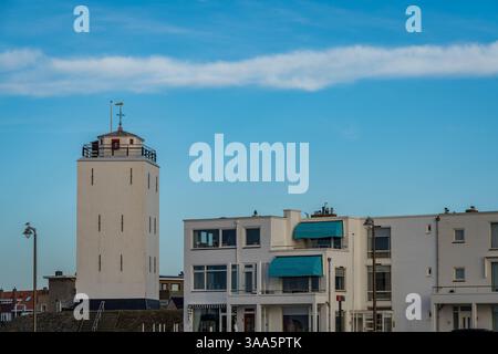 Weißer Leuchtturm im beliebten Badeort Katwijk aan Zee in der Provinz Südholland, Niederlande Stockfoto