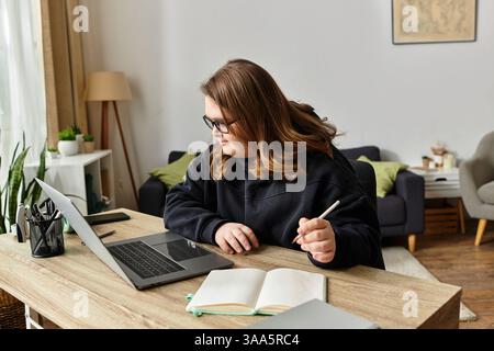 In einem gemütlichen Zuhause zeigt eine junge Frau mit Down-Syndrom ihre Kreativität und Entschlossenheit. Stockfoto
