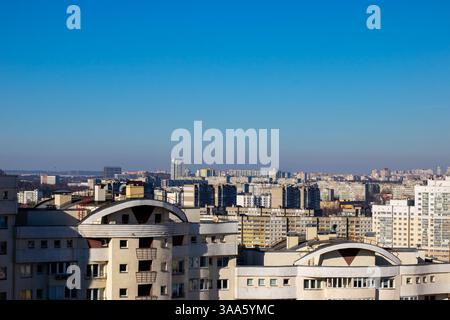 Eine lebendige Stadtlandschaft mit einer Vielzahl von hohen Gebäuden vor einem klaren blauen Himmel, die der städtischen Umgebung Charme verleiht Stockfoto