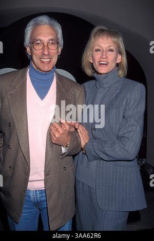 Januar 1998; Los Angeles, CA, USA; Drehbuchautor STEVEN BOCHO und Ehefrau DAYNA KALINS bei der ABC Winter Press Tour 1998 All-Star Party. Stockfoto