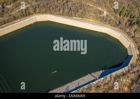 Luftbild, RWE Pumpspeicherbecken Koepchenwerk und Boot der DLRG bei einer Übung, Herdecke, Ruhrgebiet, Nordrhein-Westfalen, Deutschland ACHTUNGxMINDESTHONORARx60xEURO *** Luftansicht, RWE Pumpspeicherbecken Koepchenwerk und DLRG Boot während einer Übung, Herdecke, Ruhrgebiet, Nordrhein-Westfalen, Deutschland ATTENTIONxMINDESTHONORARx60xEURO Stockfoto