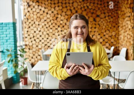 Eine starke junge Frau mit Down-Syndrom zeigt ihre selbstbewusste Persönlichkeit in einem Café. Stockfoto