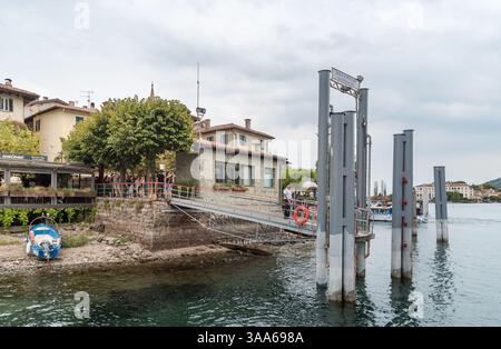 Stresa, Piemont, Italien - 6. September 2022: Pier auf der Isola dei Pescatori, wo Touristen auf die Fähre auf dem Lago Maggiore warten. Stockfoto