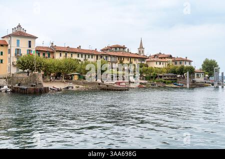 Stresa, Piemont, Italien - 6. September 2022: Blick auf Isola dei Pescatori (Fischerinsel) auf dem Lago Maggiore, Teil der Borromäischen Inseln Tour. Stockfoto