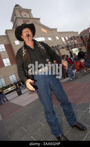 November 2006; Sugar Land, TX, USA; mit weniger als einer Woche bis zum Wahltag holt KINKY FRIEDMAN (Independent) die Stimmen der Konzertbesucher ab, bevor ein kostenloses Konzert der Country- und Westgruppe Sugar Land auf den Stufen der City Hall in Sugar Land, Texas, stattfindet. Obligatorischer Ausweis: Foto von Frank Casimiro/ZUMA Press. (©) Copyright 2006 von Frank Casimiro Stockfoto
