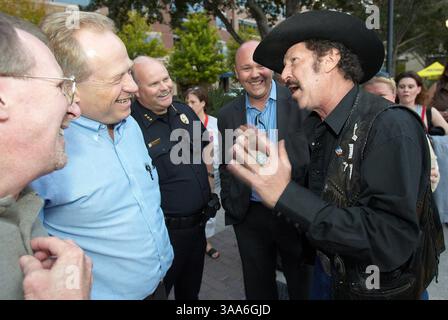 November 2006; Sugar Land, TX, USA; mit weniger als einer Woche bis zum Wahltag stumpft KINKY FRIEDMAN (Independent) (rechts) um Stimmen von Konzertbesuchern, bevor ein kostenloses Konzert der Country- und Westgruppe Sugar Land auf den Stufen der City Hall in Sugar Land, Texas, stattfindet. Obligatorischer Ausweis: Foto von Frank Casimiro/ZUMA Press. (©) Copyright 2006 von Frank Casimiro Stockfoto