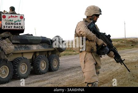 3. Oktober 2006; Provinz Al Anbar, IRAK; Nicholas Iannucci, ein 20-jähriger US-Marine aus Rochester, N.Y., patrouilliert am 3. Oktober 2006 in der westlichen Provinz Al Anbar in der Nähe des Euphratflusses mit Kompanie D, 2. Light Armored Reconnaissance Battalion. Marines aus dem Bataillon aus Camp Lejeune, N.C., kamen vor zwei Monaten im Irak an. Obligatorischer Ausweis: Foto von Lance CPL. Nathaniel F. Sapp/US Marines/ZUMA Press. (©) Copyright 2006 von US Marines Stockfoto