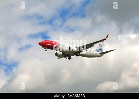 London, England, Vereinigtes Königreich - 1. August 2023: Boeing 737-800 (Registrierung SE-RPJ), betrieben von Norwegian Air Shuttle, nähert sich dem Flughafen London Gatwick an Stockfoto