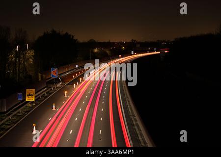 M4 Smart Motorway Westbound Fahrbahn nahe J10-12 am 30. März 2025 aufgrund der Aufhebung der Geschwindigkeitsbegrenzungen und der Fahrspursperrung Stockfoto