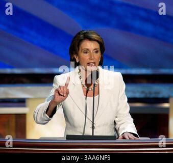 Juli 2004; Boston, MA, USA; NANCY PELOSI, die Anführerin der Minderheit des Hauses, spricht auf der Demokratischen Nationalversammlung 2004. Stockfoto