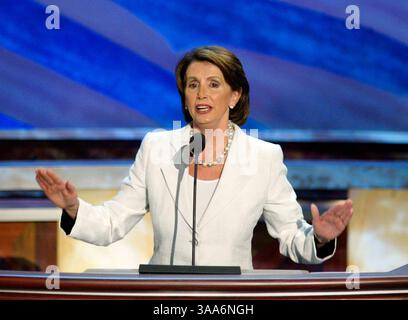 Juli 2004; Boston, MA, USA; NANCY PELOSI, die Anführerin der Minderheit des Hauses, spricht auf der Demokratischen Nationalversammlung 2004. Stockfoto