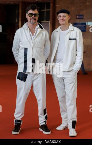 Hongkong, China. März 2025. Besucher posieren für ein Foto auf der Art Basel Hong Kong 2025. Die Art Basel Hong Kong ist eine internationale Kunstmesse, die jährlich in Hongkong stattfindet und Teil des globalen Netzwerks Art Basel ist, das auch Messen in Basel, Miami Beach und Paris umfasst. 2013 gegründet, dient es als wichtige Plattform für zeitgenössische Kunst und zeigt Werke aus Galerien weltweit. Die Ausgabe 2025 enthielt 240 Galerien aus 42 Ländern und zog über 91.000 Besucher und prominente Sammler aus mehr als 70 Ländern an. Quelle: SOPA Images Limited/Alamy Live News Stockfoto