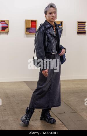 Hongkong, China. März 2025. Ein Besucher posiert für ein Foto auf der Art Basel Hong Kong 2025. Die Art Basel Hong Kong ist eine internationale Kunstmesse, die jährlich in Hongkong stattfindet und Teil des globalen Netzwerks Art Basel ist, das auch Messen in Basel, Miami Beach und Paris umfasst. 2013 gegründet, dient es als wichtige Plattform für zeitgenössische Kunst und zeigt Werke aus Galerien weltweit. Die Ausgabe 2025 enthielt 240 Galerien aus 42 Ländern und zog über 91.000 Besucher und prominente Sammler aus mehr als 70 Ländern an. Quelle: SOPA Images Limited/Alamy Live News Stockfoto