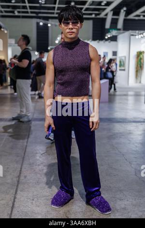 Hongkong, China. März 2025. Ein Besucher posiert für ein Foto auf der Art Basel Hong Kong 2025. Die Art Basel Hong Kong ist eine internationale Kunstmesse, die jährlich in Hongkong stattfindet und Teil des globalen Netzwerks Art Basel ist, das auch Messen in Basel, Miami Beach und Paris umfasst. 2013 gegründet, dient es als wichtige Plattform für zeitgenössische Kunst und zeigt Werke aus Galerien weltweit. Die Ausgabe 2025 enthielt 240 Galerien aus 42 Ländern und zog über 91.000 Besucher und prominente Sammler aus mehr als 70 Ländern an. Quelle: SOPA Images Limited/Alamy Live News Stockfoto