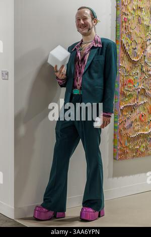 Hongkong, China. März 2025. Ein Besucher posiert für ein Foto auf der Art Basel Hong Kong 2025. Die Art Basel Hong Kong ist eine internationale Kunstmesse, die jährlich in Hongkong stattfindet und Teil des globalen Netzwerks Art Basel ist, das auch Messen in Basel, Miami Beach und Paris umfasst. 2013 gegründet, dient es als wichtige Plattform für zeitgenössische Kunst und zeigt Werke aus Galerien weltweit. Die Ausgabe 2025 enthielt 240 Galerien aus 42 Ländern und zog über 91.000 Besucher und prominente Sammler aus mehr als 70 Ländern an. Quelle: SOPA Images Limited/Alamy Live News Stockfoto