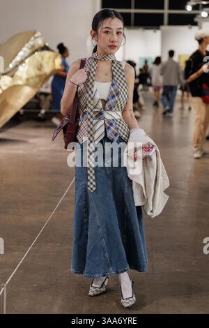 Hongkong, China. März 2025. Ein Besucher posiert für ein Foto auf der Art Basel Hong Kong 2025. Die Art Basel Hong Kong ist eine internationale Kunstmesse, die jährlich in Hongkong stattfindet und Teil des globalen Netzwerks Art Basel ist, das auch Messen in Basel, Miami Beach und Paris umfasst. 2013 gegründet, dient es als wichtige Plattform für zeitgenössische Kunst und zeigt Werke aus Galerien weltweit. Die Ausgabe 2025 enthielt 240 Galerien aus 42 Ländern und zog über 91.000 Besucher und prominente Sammler aus mehr als 70 Ländern an. Quelle: SOPA Images Limited/Alamy Live News Stockfoto