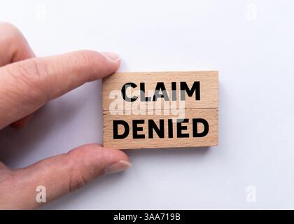 Nachricht, die auf Holzblöcken auf weißem Hintergrund geschrieben wurde, wurde abgelehnt. Symbol für konzeptionelle Ansprüche abgelehnt. Kopierbereich. Stockfoto