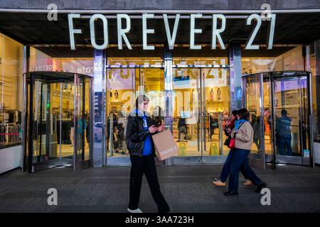 Der Forever 21-Laden am Times Square in New York ist mit Schildern geschmückt, die ihre Liquidationsrabatte verkünden, wie sie am Mittwoch, den 26. März 2025, zu sehen sind. Forever 21 meldete erneut Konkursschutz an und ohne Käufer plant, den Betrieb ordentlich abzuwickeln. (© Richard B. Levine) Stockfoto